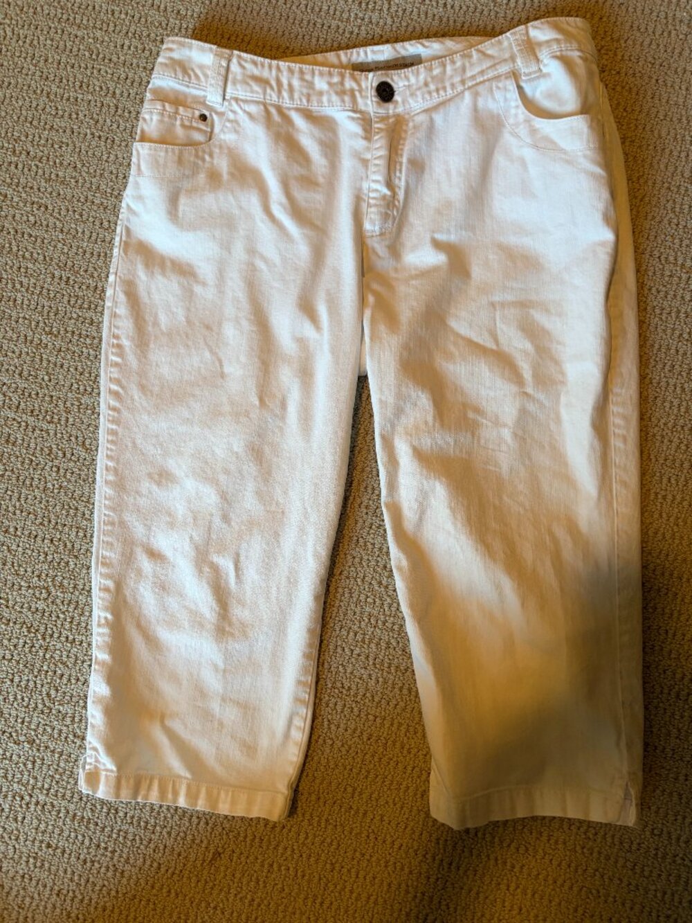 Chicos 5 pocket denim cropped pants. Chico's size 2.5 Large. White. Lovely!